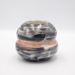 Vaso bianco nero e rosso